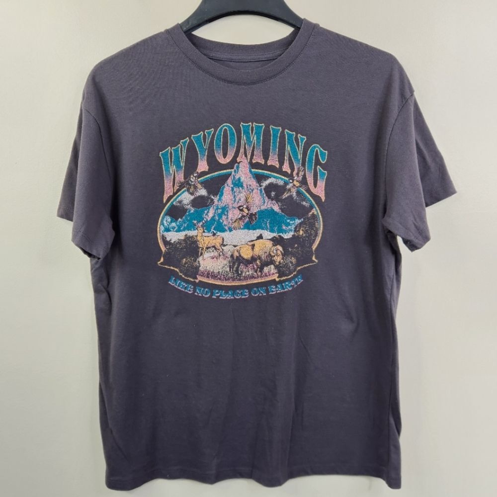 Fifth Sun Wyoming Like No Place On Earth Short Sleeve Crew Neck Graphic Tee XL